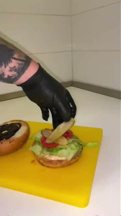 Príprava hamburgeru v hre