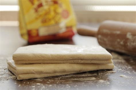 Rozvaľkané bezlepkové lístkové cesto rôznej hrúbky