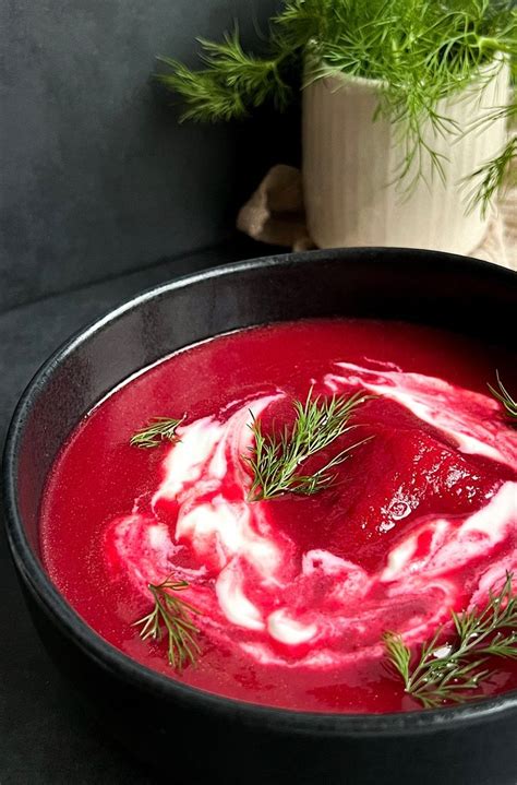 Servírovaný boršč s kyslou smotanou