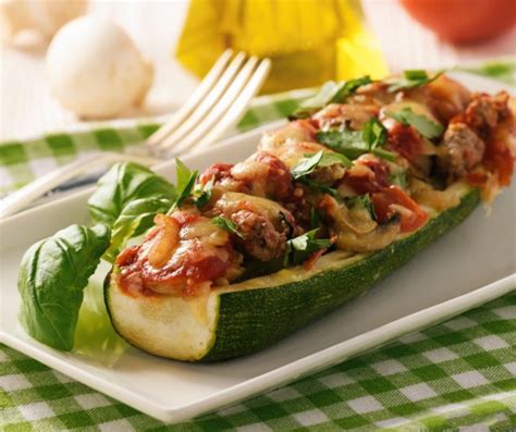 Ilustračná schéma prípravy plnených šampiňónov s mäsom