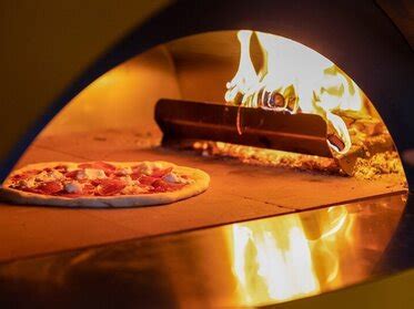 Príprava a pečenie pizze v peci