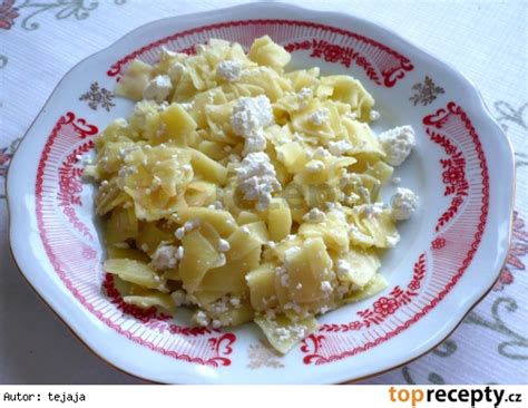 Servírované rezance s tvarohom a kyslou smotanou