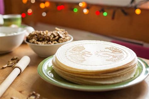 Oblátky s kvetinovým motívom na torte