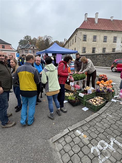 Čerstvé baklažány na trhu