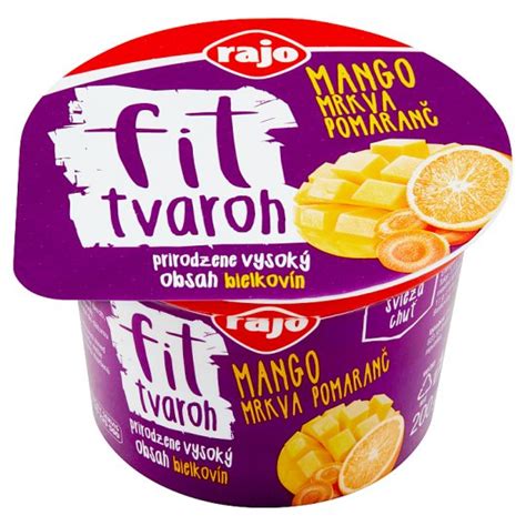 Čerstvá mrkva a tvaroh pripravené na miešanie