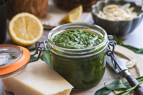 Ingrediencie na pesto z medvedieho cesnaku