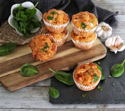 Slané muffiny s granátovým jablkom a rukolou