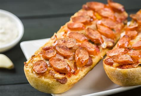 Fotografia hotdogovača s pripravenými párkami a žemľami