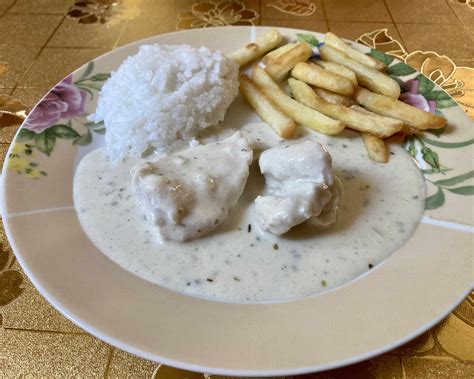 Bryndzová omáčka s fazuľovými strukmi a slaninkou