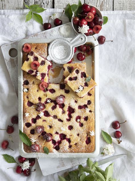 Hotová bublanina s čerešňami na plechu