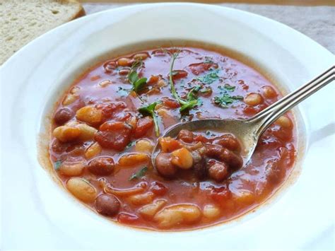 Fazuľová polievka pripravená na tanieri