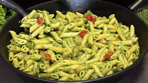 Servírované špenátové cestoviny