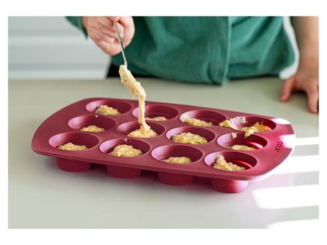 Forma na muffiny s pripraveným mäsovým cestom