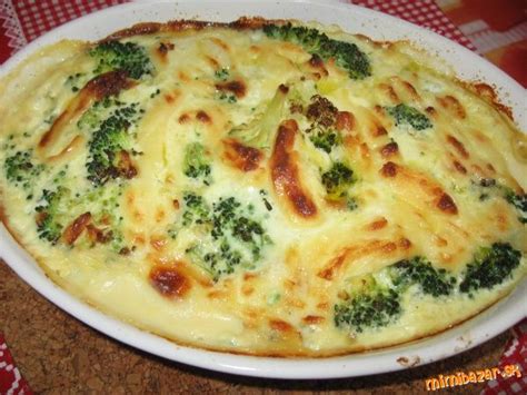 Zapečená brokolica so zemiakmi a syrom v zapekacej mise