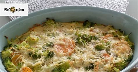 Zapečená brokolica s batatmi, pripravená na servírovanie