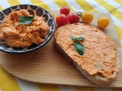 Paradajkové maslo s bylinkami v miske