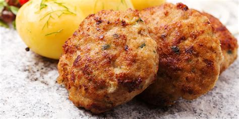 Fašírky s dusenými zemiakmi na panvici