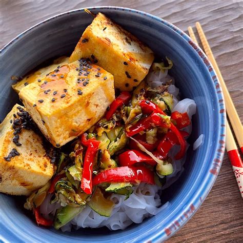 Misku s pripraveným tofu a zeleninou
