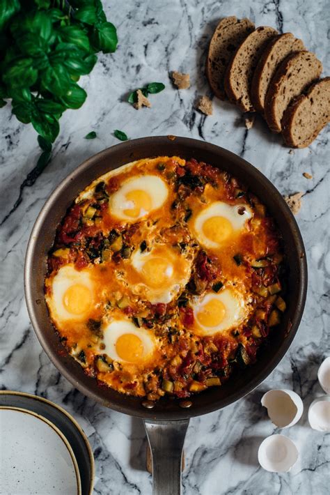 Hotová Shakshuka s cuketou na panvici