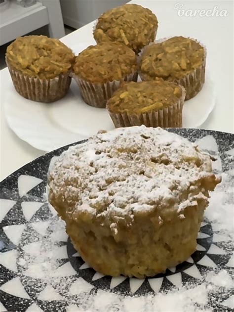 servírované jablkové muffiny s práškovým cukrom