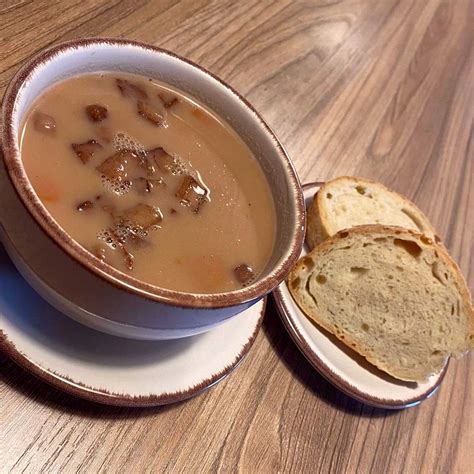 Servírovaná fazuľová omáčka s chlebom