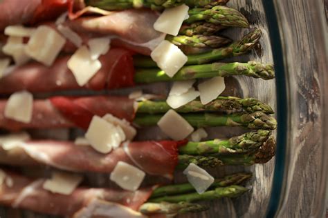 Servírovaná špargľa so slaninou a šalátom