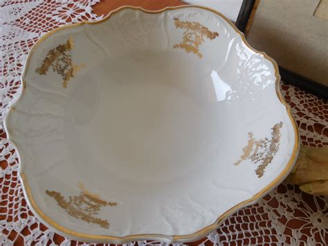 Porcelánové misy s rôznymi dekoráciami