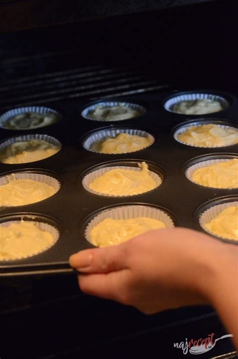 Muffinový plech s papierovými košíčkami