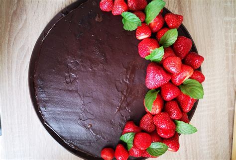 Časti piškótovej torty s jahodovou plnkou