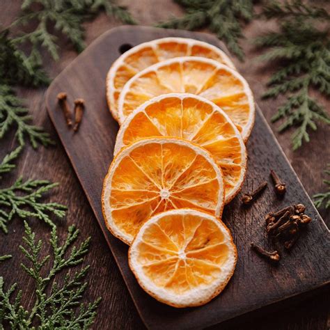 Čerstvé pomaranče a ingrediencie na pomarančovú bábovku