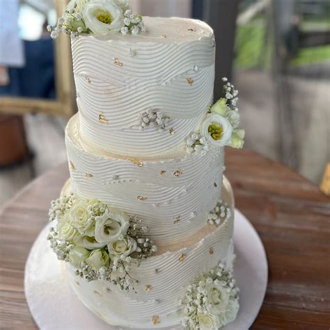 Nádherne zdobená svadobná torta