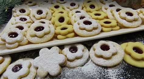 zdobené linecké koláčiky s rôznymi polevami
