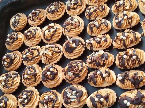 Hotové linecké košíčky plnené citrónovým krémom