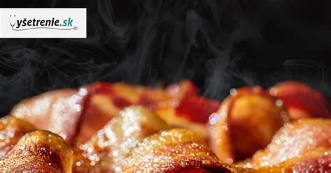 príprava slaniny a cibule na panvici