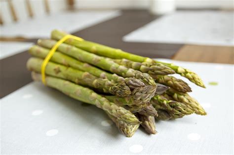 čerstvá zelená špargľa