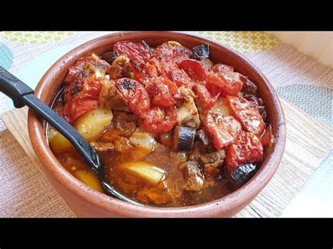 Fotografia hotového jedla Güveč v keramickej nádobe