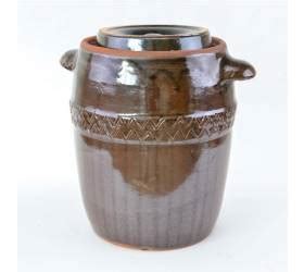 Keramické ťažítko na kapustu v drevenom sude