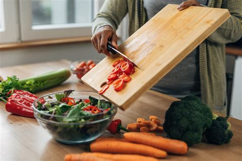 Ukážka rôznych materiálov chlebníkov: drevo, plast, nerez