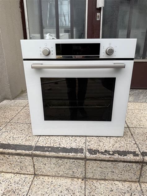 Technik opravuje vstavanú rúru