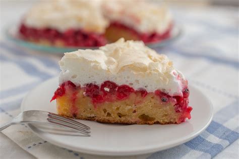 Hotový ríbezľový koláč so snehom