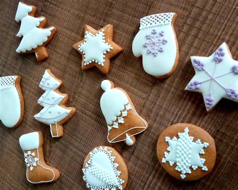 Detail zdobenia medovníkov kráľovskou polevou