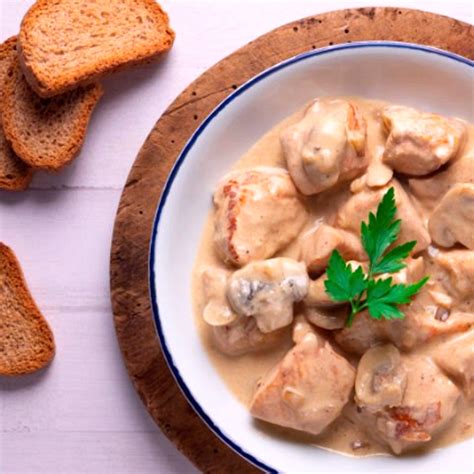 Dusené mäso s hubami v hrnci