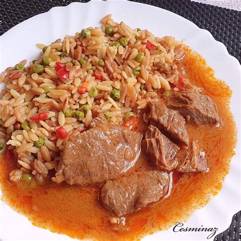 Servírované mäso so sušenými hubami a ryžou