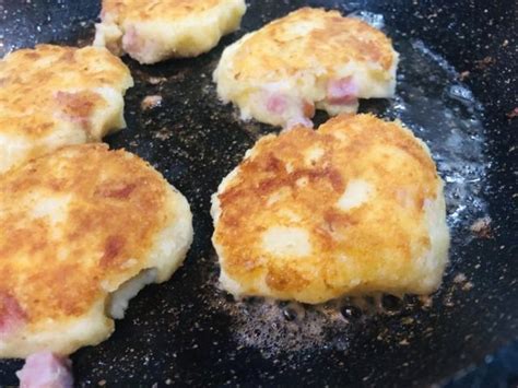 Ilustrácia zapekaných zemiakov s rôznymi ingredienciami