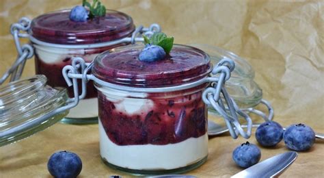 Rozmanité dezerty pripravené v sklenených nádobách