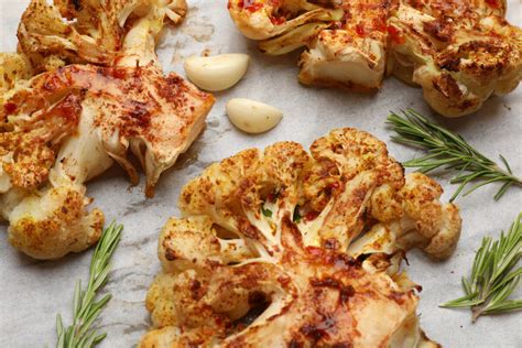 Hotový pečený karfiol s parmezánovou kôrkou a dipom