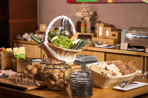 Ukážka bohatého bufetu so studeným a teplým občerstvením