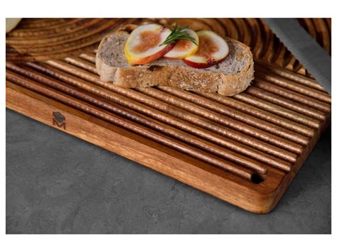 Fotografia drevenej dosky na krájanie s vyrezaným vzorom