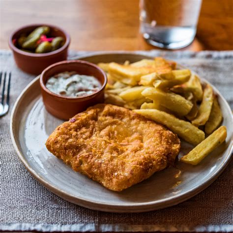 tanier s vyprážaným syrom, hranolkami a tatárskou omáčkou