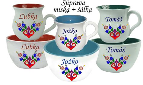 Farebná miska s tekvicovou polievkou